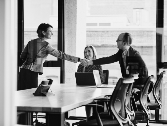 podpisanie umowy ubezpieczenie dla eksporterów - ilustracja